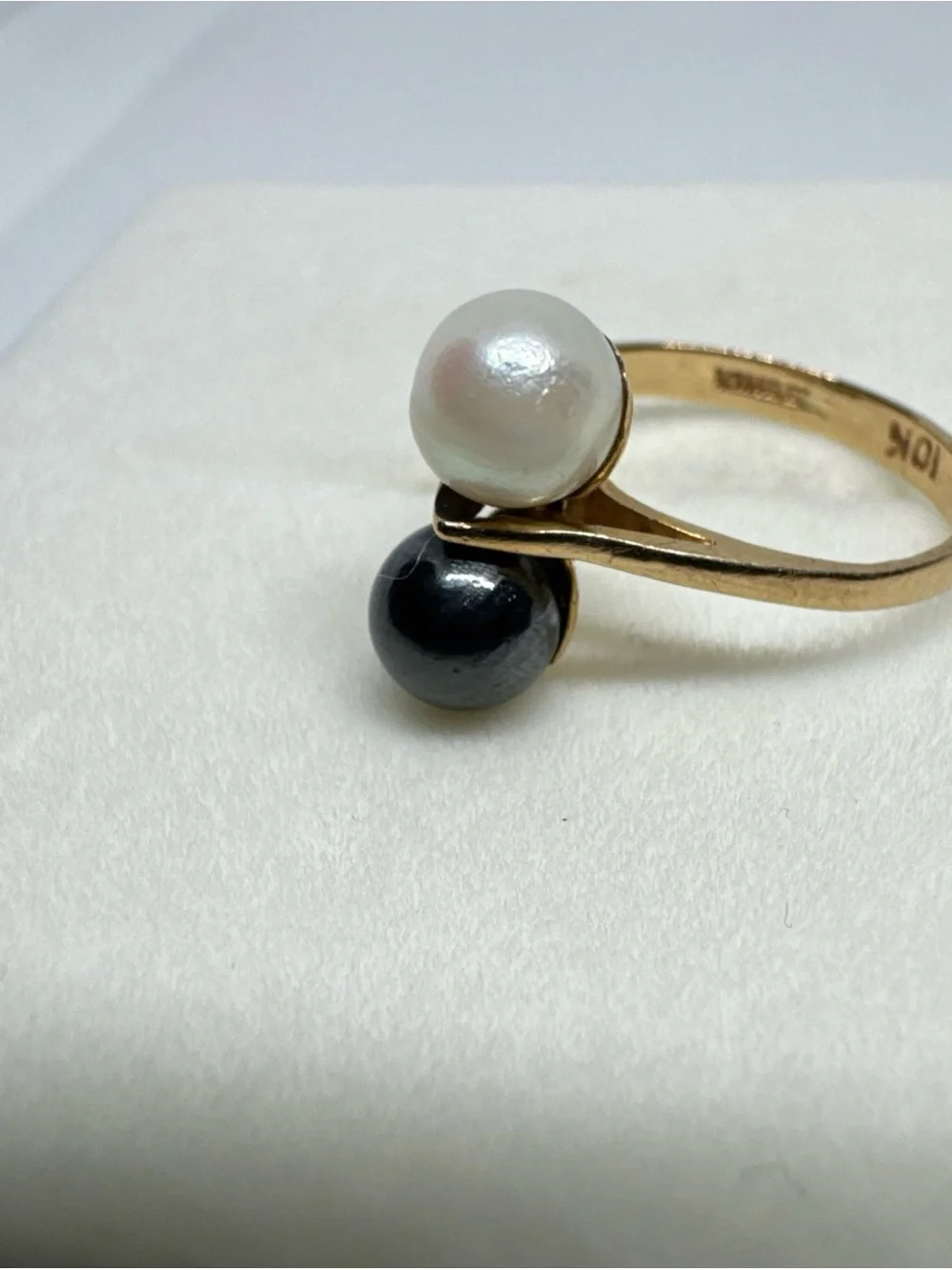 Elegant 10k Yellow Gold Black Hematite And White Double Size 5.25 Ring 2.18g
